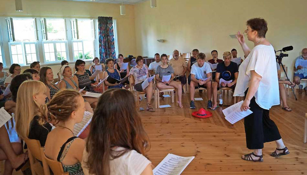 Insgesamt rund 60 Kinder und Erwachsene treffen sich derzeit in Dahme zur Familiensingwoche.