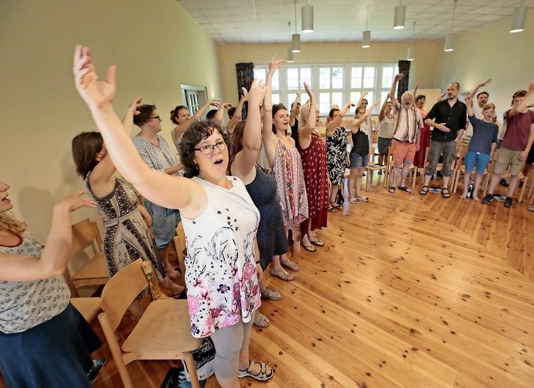 Beim Einsingen ist auch Körpereinsatz gefragt.
