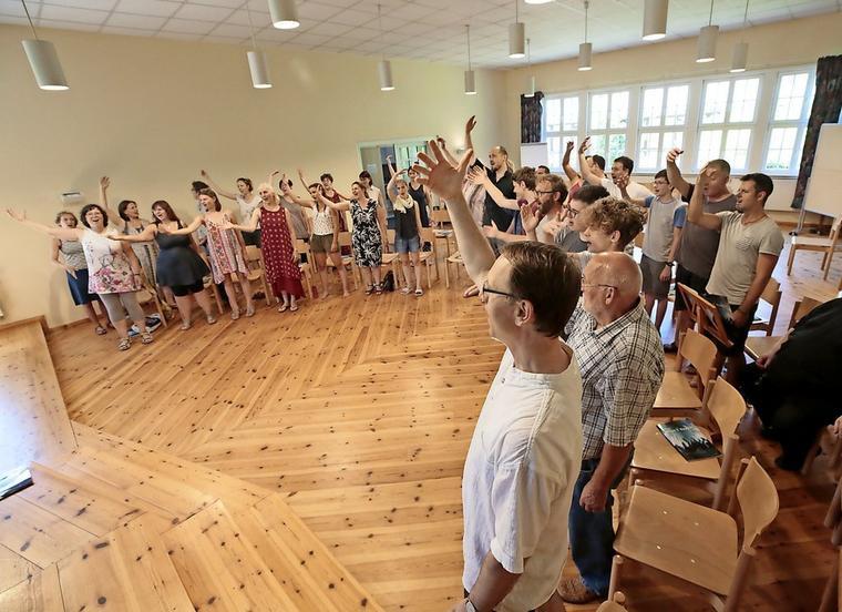 Das gesangliche und gestische Warm-Up der Teilnehmer dient nicht nur der Stimme, sondern macht auch Spaß.