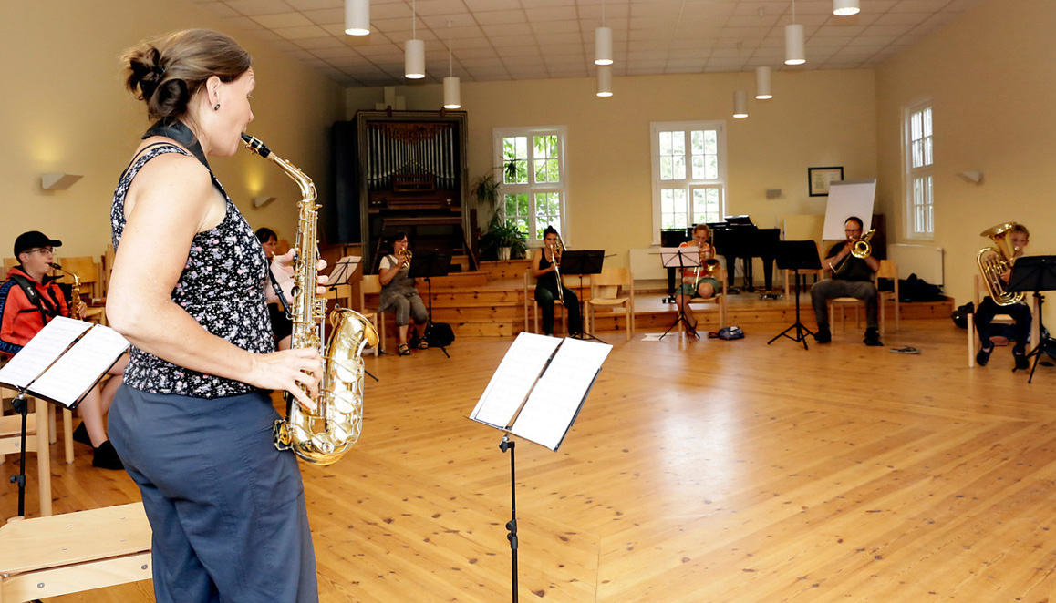 Proben mit viel Abstand ist für die Bläser des Blechdonner-Ensembles unter Leitung von Isabella Schöne (vorn) im Heinrich-Schütz-Saal des Dahmer Seminars gut möglich.
© Foto: Birgit Keilbach