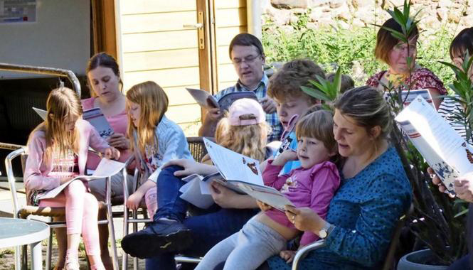 Gemeinsames Singen bei der Morgenrunde. Danach geht es zu den Proben. Quelle:Uwe Klemens