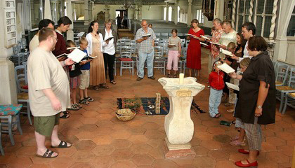 Familien musizieren miteinander in Dahme