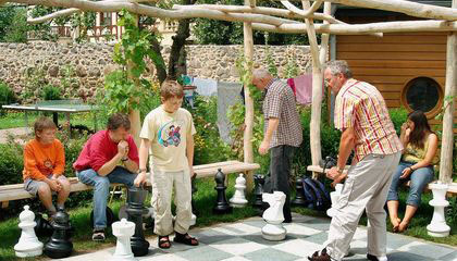 Nicht nur beim Schach lernt in Dahme der Enkel vom Opa