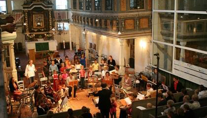 Hüpfendes Vergnügen während der Uraufführung