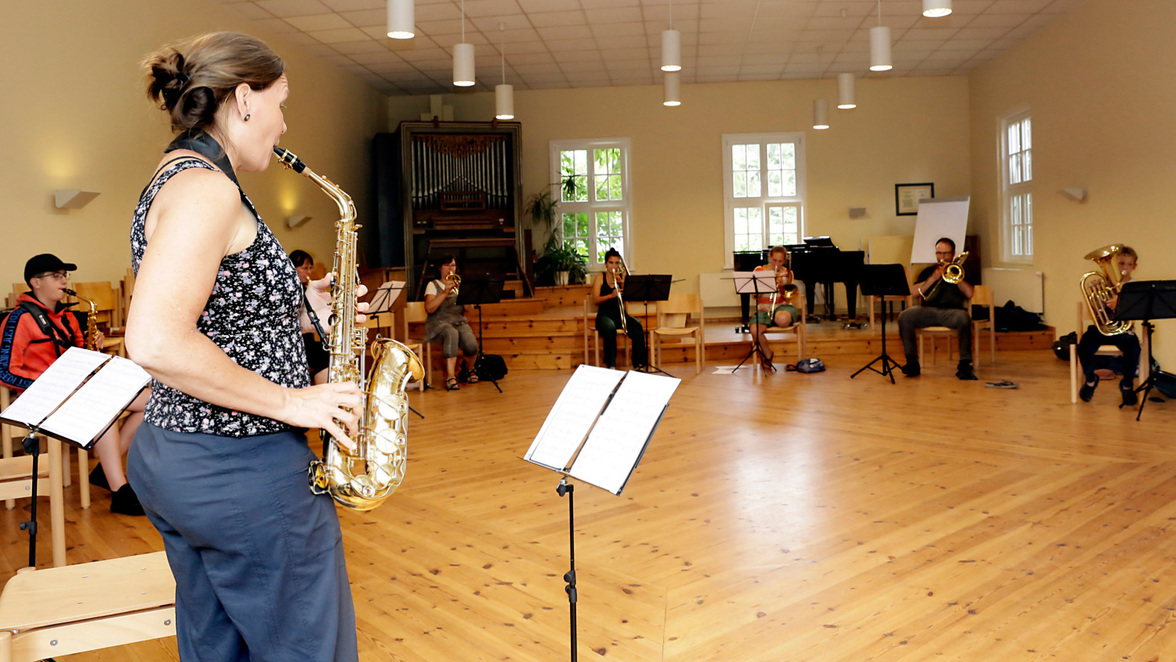 Proben mit viel Abstand ist für die Bläser des Blechdonner-Ensembles unter Leitung von Isabella Schöne (vorn) im Heinrich-Schütz-Saal des Dahmer Seminars gut möglich.